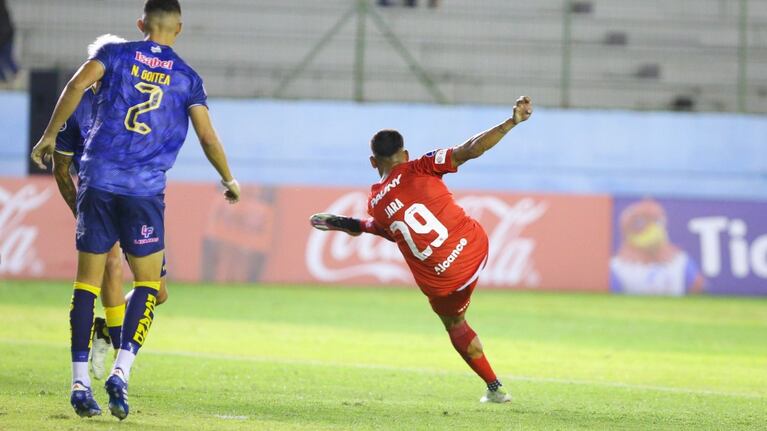 El golazo de Jara y el 1 a 0 de Belgrano ante Delfín en Ecuador
