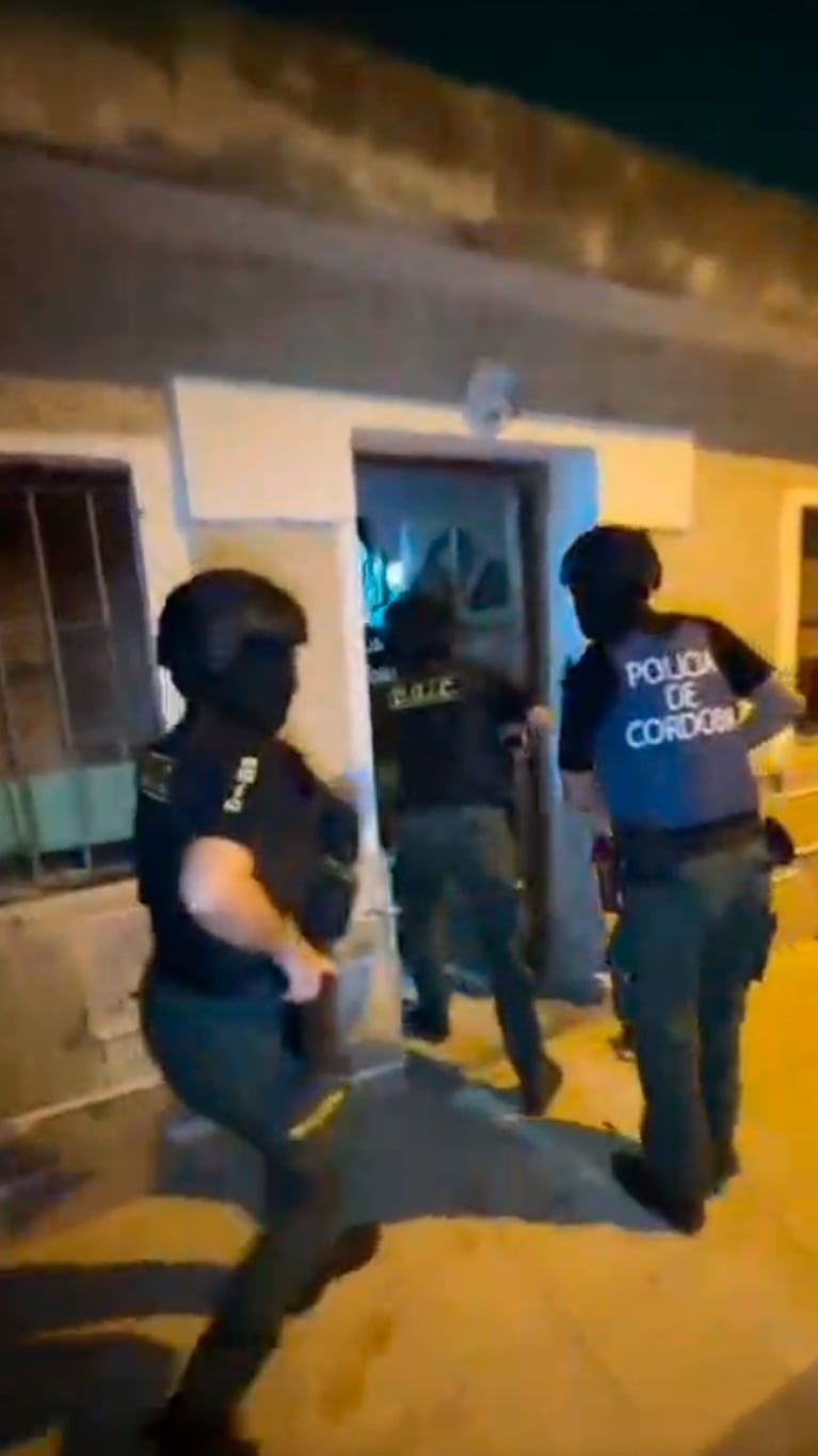 Reventaron la puerta en busca de delincuentes