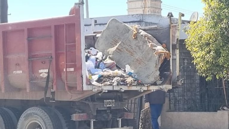 Sacaron toneladas de basura de una casa en barrio Alto Alberdi