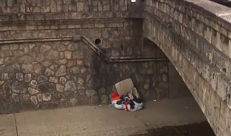 Duerme en los desagües de la Cañada y cayó 4 metros cuando trató de subir a la calle: cómo está