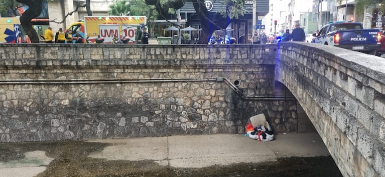 Duerme en los desagües de la Cañada y cayó 4 metros cuando trató de subir a la calle: cómo está