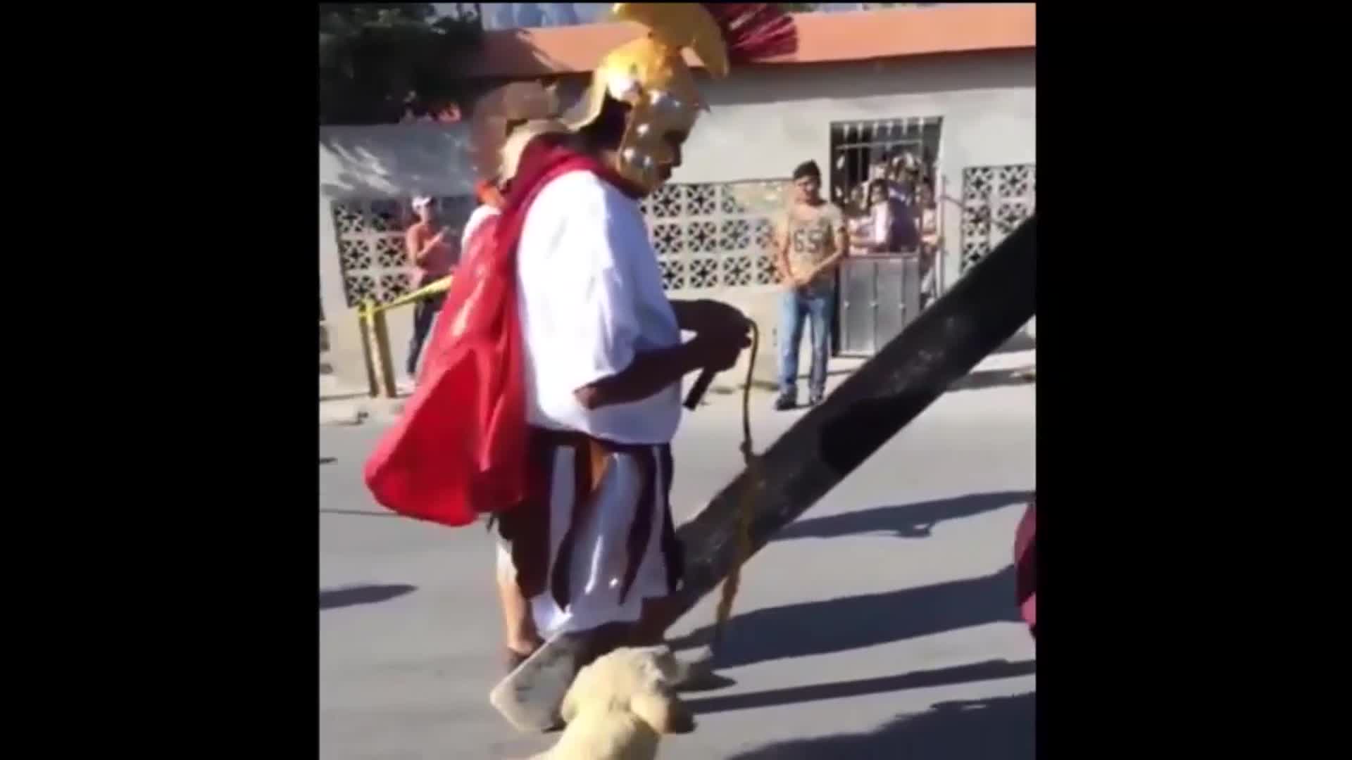 El perro que defiende a Jesús en el Vía Crucis