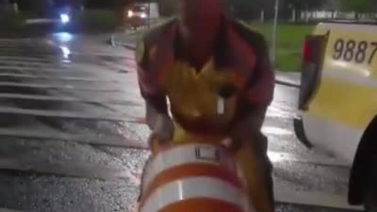 Policías encontraron un hombre dentro de un cono