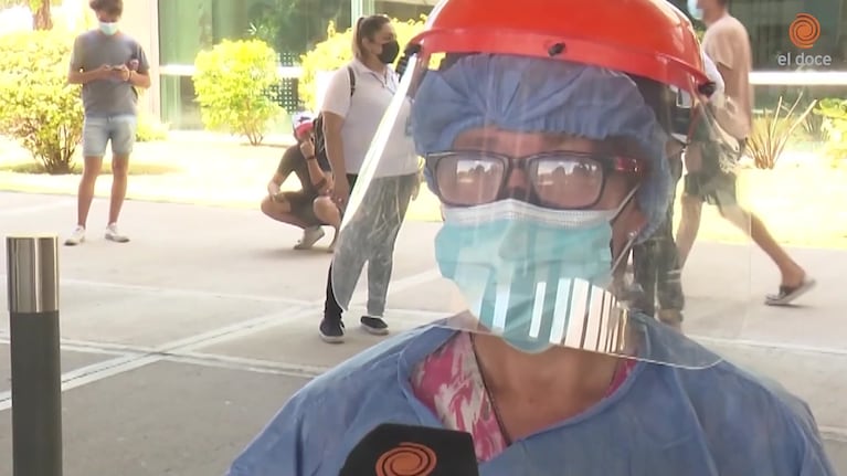 La enfermera viral que celebra los hisopados negativos en el Aeropuerto