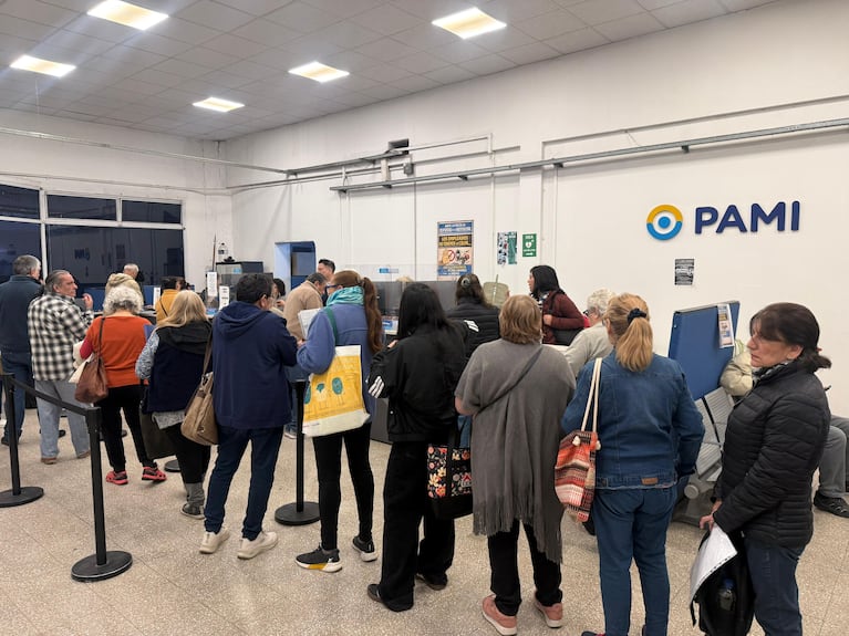 Siguen las filas en PAMI y se multiplican los reclamos por demoras para turnos y cirugías 