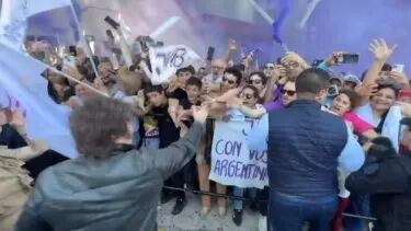 Acto de campaña de Milei en Santa Fe: detuvieron a manifestantes en medio de los incidentes