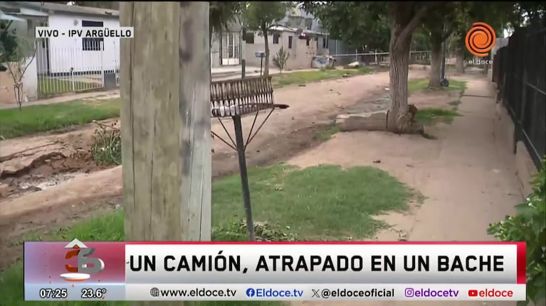 Se rompió una calle y un camión quedó atascado