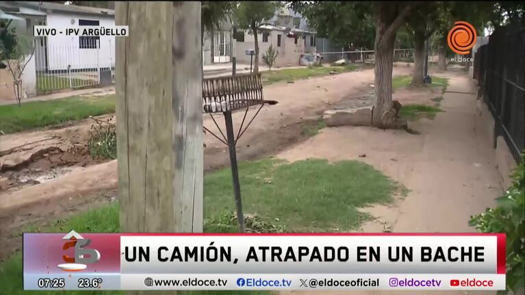 Se rompió una calle y un camión quedó atascado