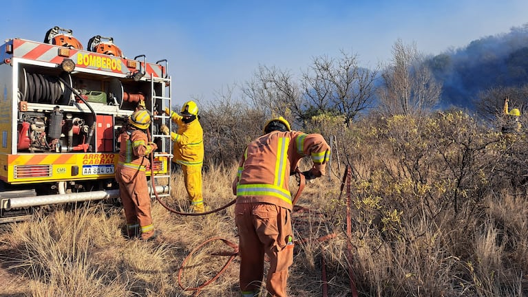 El fuego sigue descontrolado en Capilla del Monte y cortaron la Ruta 38