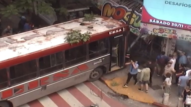 Así fue el accidente del colectivo de Ersa que chocó sin chofer en la Chacabuco