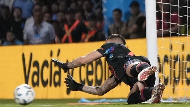 El penal atajado de Losada a Nahuel Bustos en el clásico Belgrano-Talleres