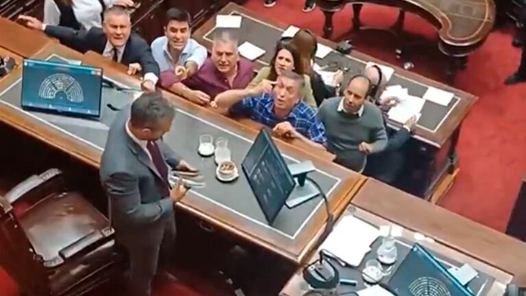 Máximo Kirchner y el bloque de Unión por la Patria increpó a Martín Menem