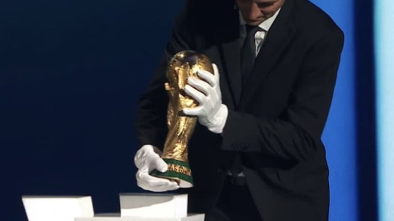 Con guantes blancos y traje, Scaloni entregó la Copa del Mundo para el sorteo del Mundial