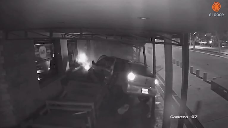 Impresionante choque contra un bar de Laborde