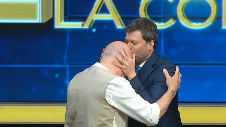 Guido Kaczka besó a un participante en The Floor