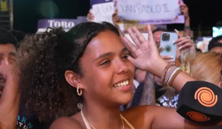 Jean Carlos le firmó una bandera para su mamá dominicana y lloró de la emoción