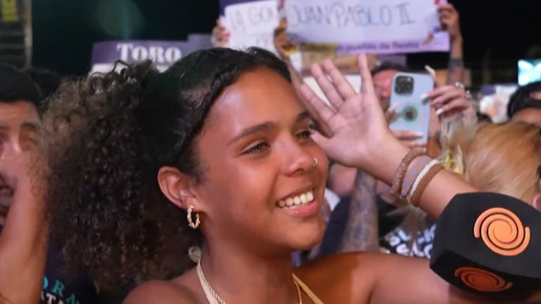 Jean Carlos le firmó una bandera para su mamá dominicana y lloró de la emoción