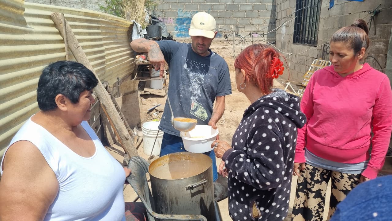 Le da de comer a 250 personas y tiene que salir a pedir para cocinar