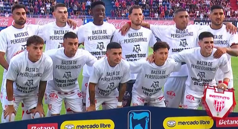 La polémica salida de Instituto y San Lorenzo a la cancha con camisetas en apoyo al paro de AFA
