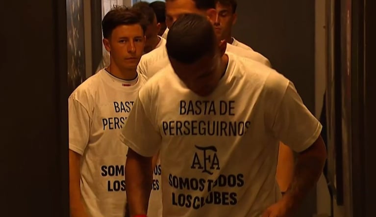 La polémica salida de Instituto y San Lorenzo a la cancha con camisetas en apoyo al paro de AFA