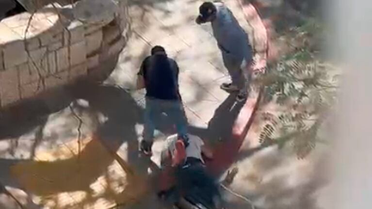 La golpiza a un limpiavidrios que quedó grabada en el centro de Córdoba
