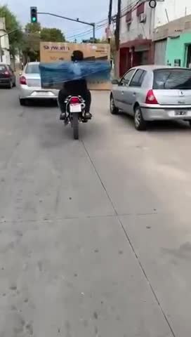 Se embaló el TV y lo llevó en moto