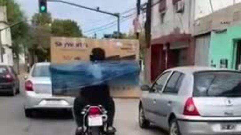 Se embaló el TV y lo llevó en moto