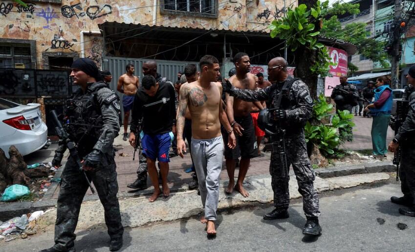 Así se entregaron integrantes del Comando Vermelho en el megaoperativo de Río de Janeiro