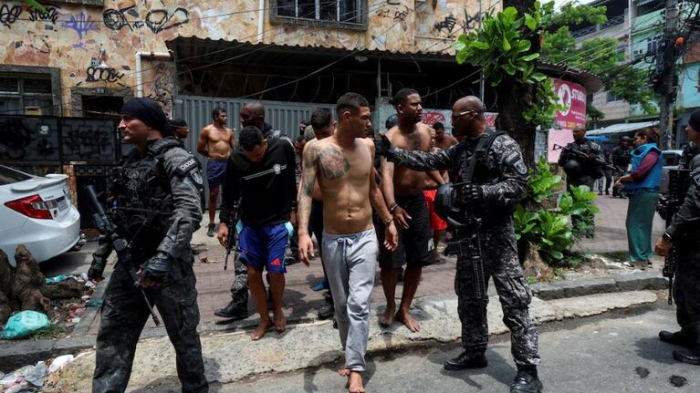 Así se entregaron integrantes del Comando Vermelho en el megaoperativo de Río de Janeiro