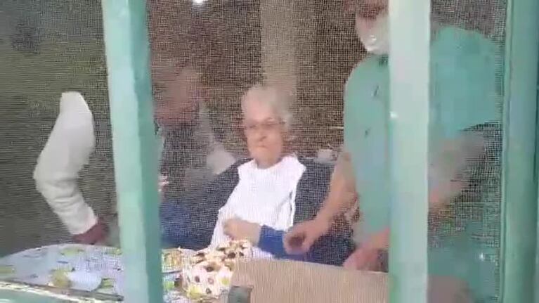 La canción que un músico le dedicó a su mamá en un geriátrico