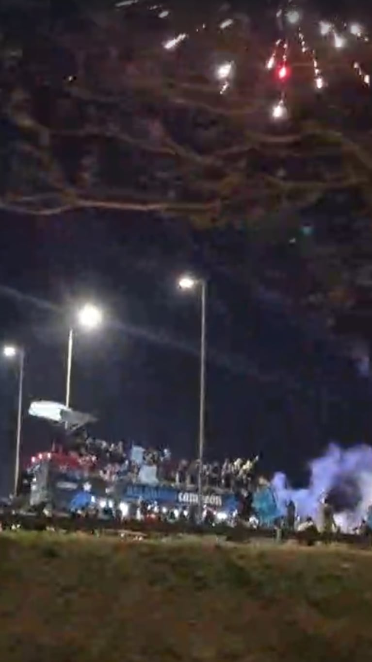 Fuegos artificiales y bocinazos: el paso de la caravana de Belgrano campeón