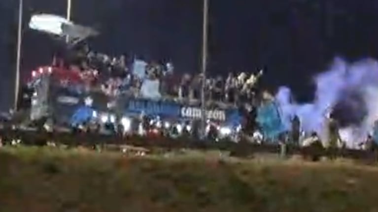 Fuegos artificiales y bocinazos: el paso de la caravana de Belgrano campeón