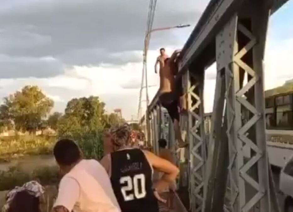 Se tiraron desde un puente al río Mendoza