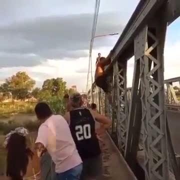 Se tiraron desde un puente al río Mendoza