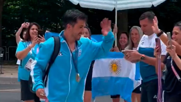 El emocionante recibimiento de los atletas argentinos al Maligno Torres en la Villa Olímpica