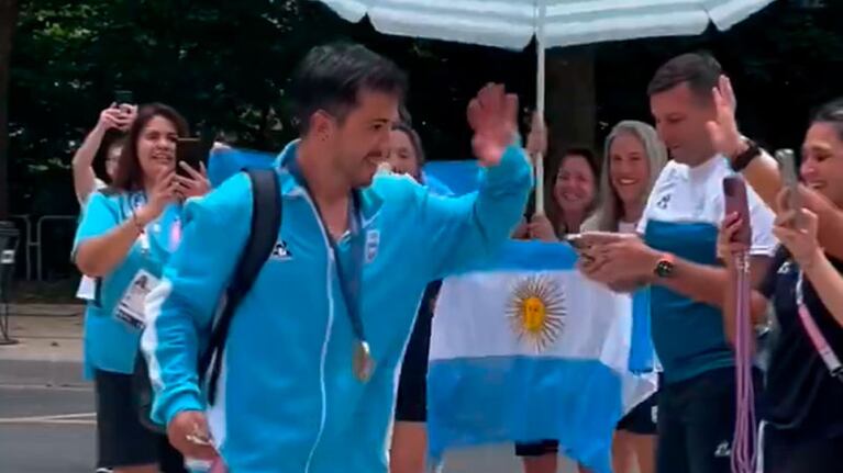 El emocionante recibimiento de los atletas argentinos al Maligno Torres en la Villa Olímpica