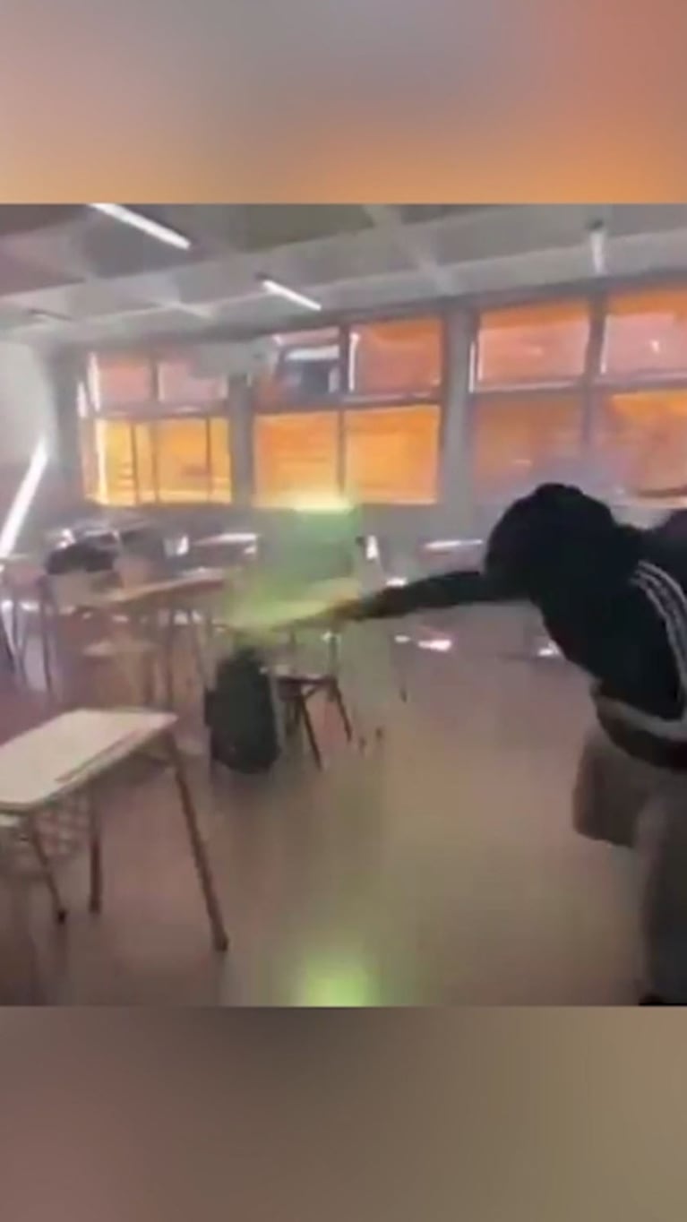 Alumnos filmaron una guerra de bengalas en el aula