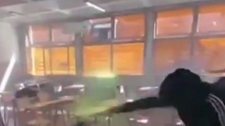 Alumnos filmaron una guerra de bengalas en el aula