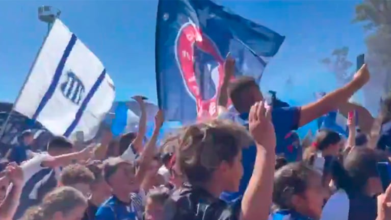 Los jugadores de Talleres recibieron el aliento de sus hinchas en la previa del clásico con Belgrano