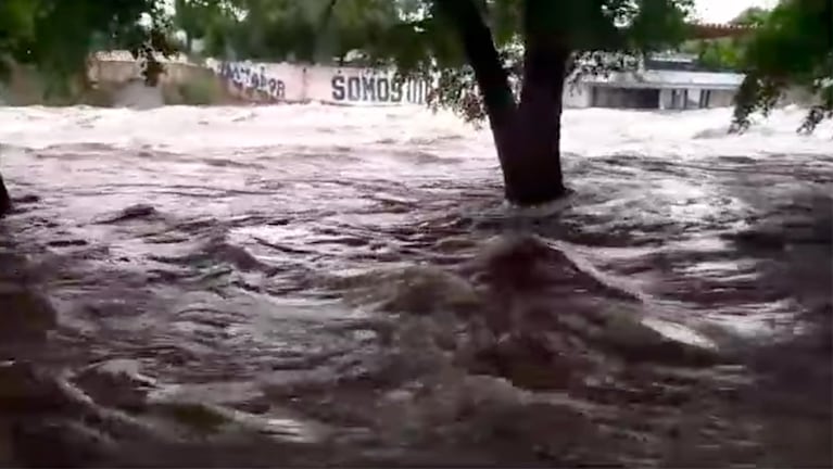 Impresionante crecida del río Cosquín después de la intensa lluvia