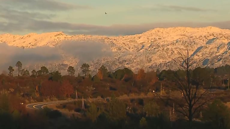 De blanco y con la luna de fondo: la postal de las sierras tras la intensa nevada