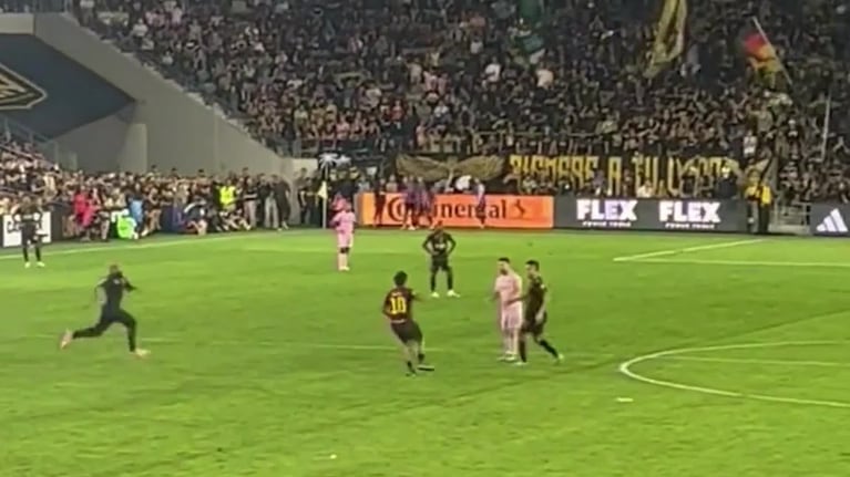 Tremenda maniobra del guardaespaldas de Messi para frenar a un hincha