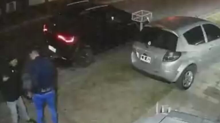 Le gatillaron en la cabeza para robarle el auto pero la bala no salió: el video y su dramático relato