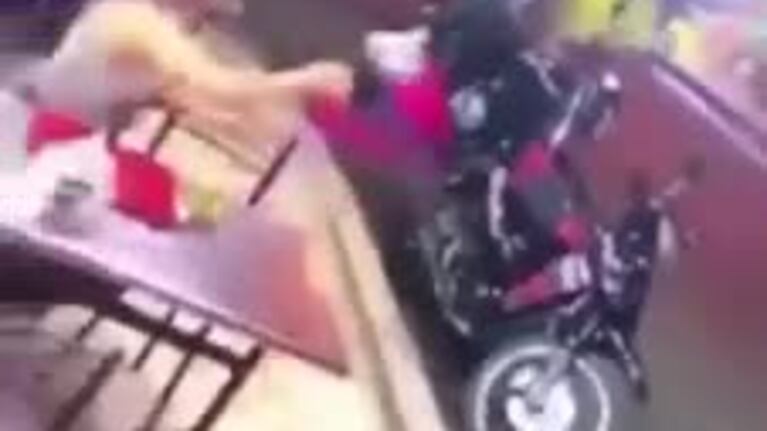 La reacción viral a un robo de una mujer en Brasil