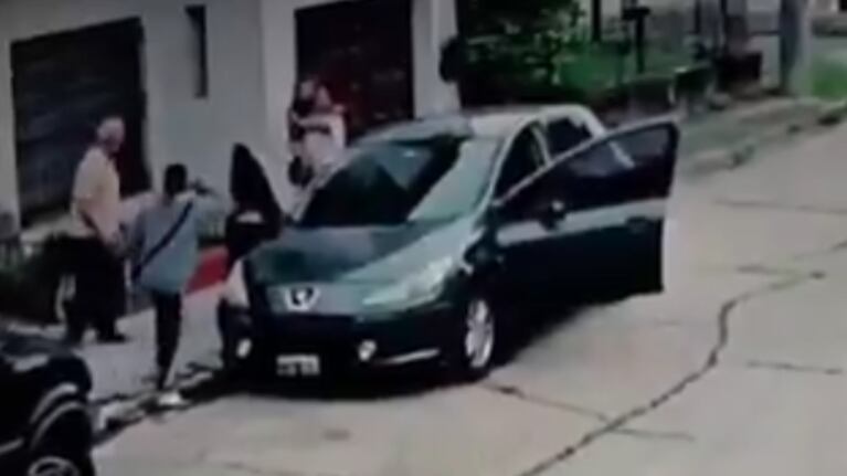 Logró rescatar a su hija antes de que ladrones se la llevaran en el auto