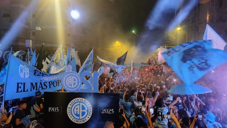 “Somos pueblo”: el orgullo de los hinchas de Belgrano en la caravana por los 120 años