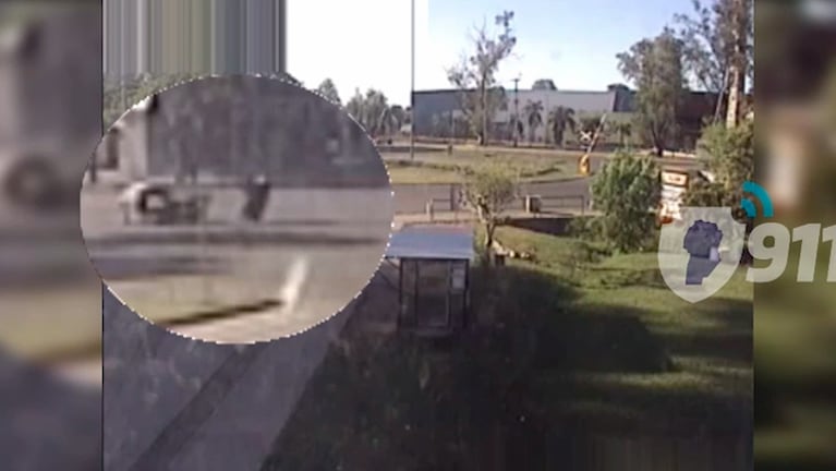 Chocó contra una moto en Córdoba, se dio a la fuga y todo quedó filmado: dos heridos