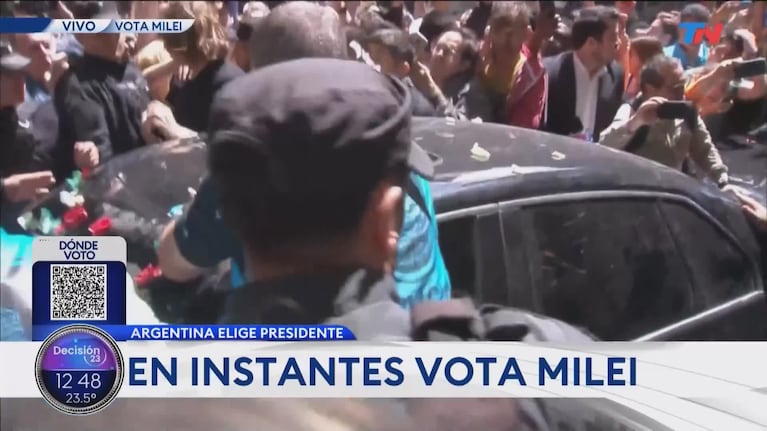 Descontrol en la llegada de Milei a votar