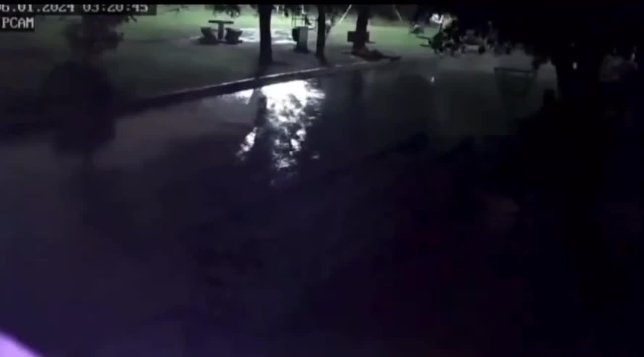 Lo alcanzó un rayo mientras estaba en una plaza