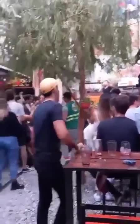 Damián Córdoba cantó en un bar y hubo baile